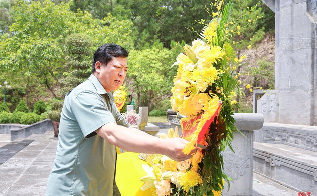 Bộ trưởng Bộ Xây dựng dâng hương tại Ngã ba Đồng Lộc 