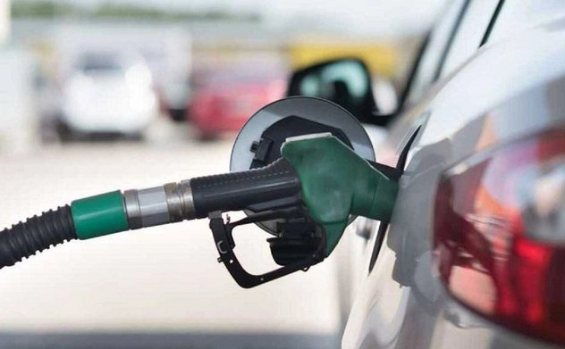 Có nên đổ xăng đầy bình trong mùa hè?