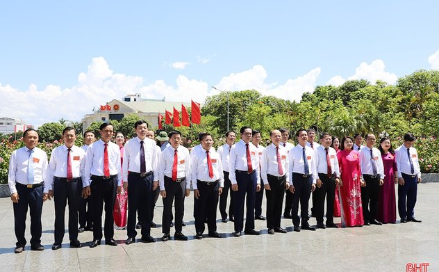 Đoàn đại biểu Đảng bộ UBND tỉnh Hà Tĩnh báo công dâng Bác trước thềm đại hội