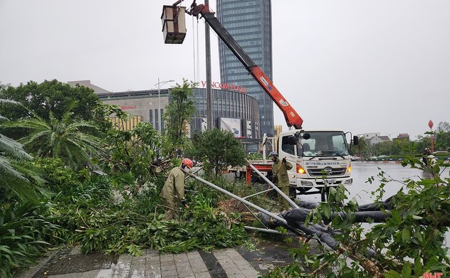 Nhiều đường phố Hà Tĩnh ngổn ngang sau bão số 5