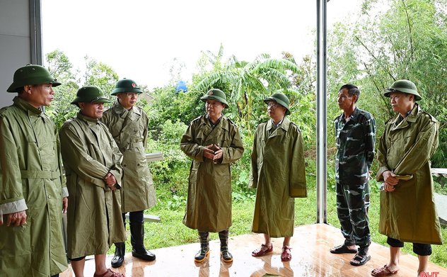 Phó Thủ tướng Trần Hồng Hà động viên Nhân dân Hà Tĩnh khắc phục hậu quả bão số 5 