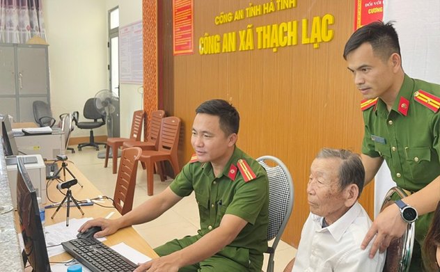 Hà Tĩnh: Phát huy tinh thần gương mẫu trong cấp đổi thẻ đảng viên