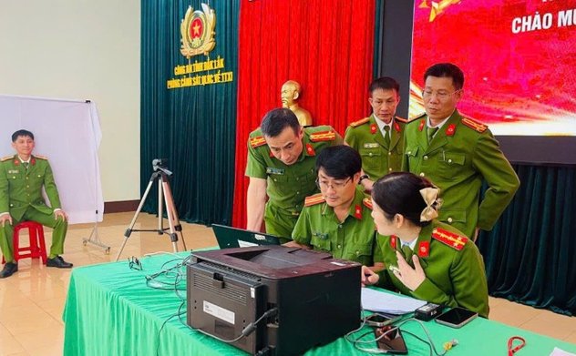 Nỗ lực hoàn thành cấp đổi thẻ Đảng viên gắn chip tại Đắk Lắk