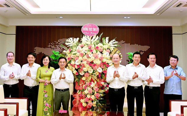 Ban Thường vụ Tỉnh ủy chúc mừng UBND tỉnh nhân kỷ niệm 80 năm Quốc khánh