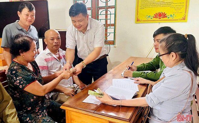 Hà Tĩnh tiếp tục chi trả tiền quà 2/9 cho người dân