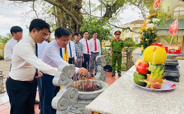 Lãnh đạo Phường Trần Phú dâng hương tưởng nhớ các anh hùng Liệt sĩ nhân kỷ niệm 80 năm cách mạng Tháng Tám và Quốc khánh 02/9