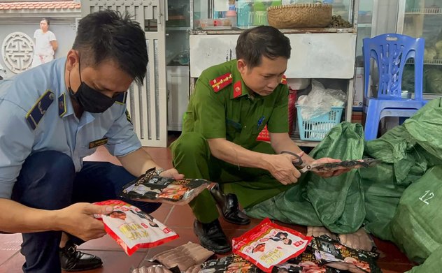 Hà Nội thu giữ gần 1 tấn xúc xích, lạp xưởng không rõ nguồn gốc tại Cầu Giấy
