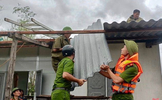 Bão số 10 làm gần 79.000 ngôi nhà ở Hà Tĩnh bị hư hỏng
