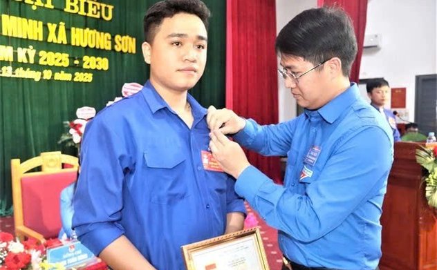 Trao Huy hiệu Tuổi trẻ dũng cảm cho thanh niên cứu em nhỏ đuối nước