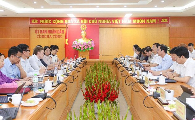 Đồng chí Phó Chủ tịch UBND tỉnh Trần Báu Hà làm việc với đoàn công tác của Ngân hàng Phát triển châu Á