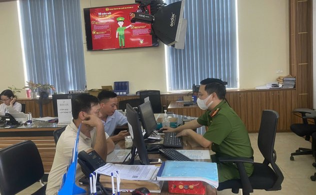 Người dân chỉ cung cấp bản sao giấy chứng nhận và căn cước công dân mà không phải công chứng 