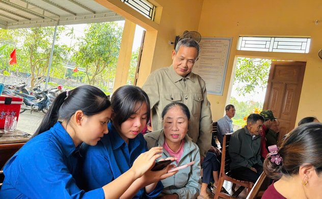 Đoàn Thanh niên xã Đức Thọ hỗ trợ đảng viên sử dụng Sổ tay đảng viên điện tử, thúc đẩy chuyển đổi số trong Đảng