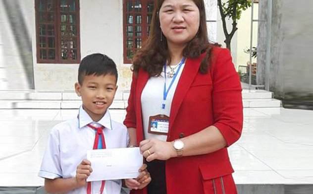 Tuyên dương học sinh trả lại 24 triệu đồng cho người bị mất